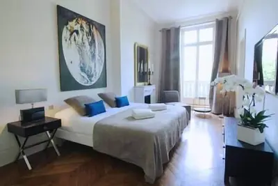 Image de Gaîté Paris, 5 Ch / 3 SdB, 12 personnes, 170 m²