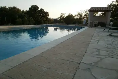 Image de Lorgues, grand studio, immense piscine 12x6  avec plongeoir, superbe vue, calme