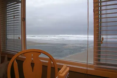 Image de Sea Gypsy Oceanfront Condo avec piscine, sauna, Wi-Fi