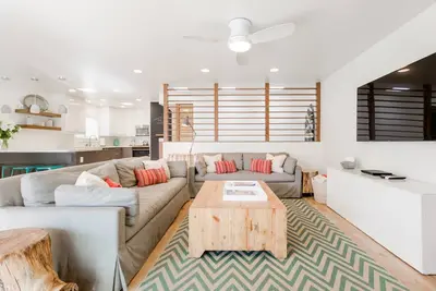 Image de 6 chambres / 4 salles de bain, vélos, climatisation, équipement de plage, bien approvisionné! Total remodeler!