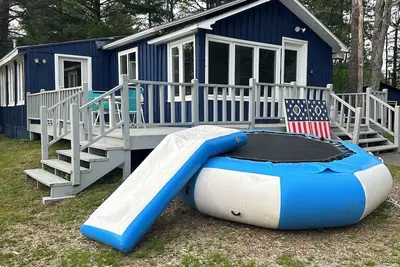 Image de Maison de vacances sur un magnifique lac de 110 acres avec une plage de sable,