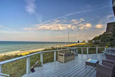 Image de Lakefront Montague Cottage w / Grill - Étapes de la plage