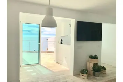 Image de fantastique maison en bord de mer avec terrasse