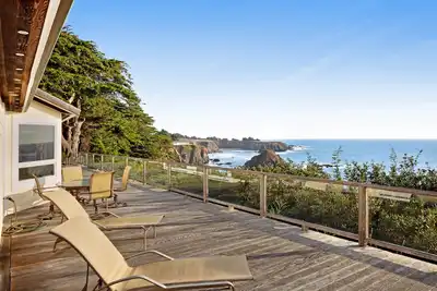 Image de Maison en bord de mer avec bain à remous privé, vue et accès proche à la plage