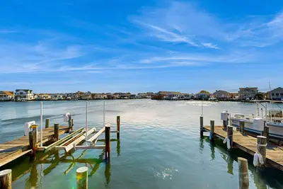Image de Nouvelle Liste! Mobile home Bayfront avec quai privé, piscines partagées et terrain de tennis!