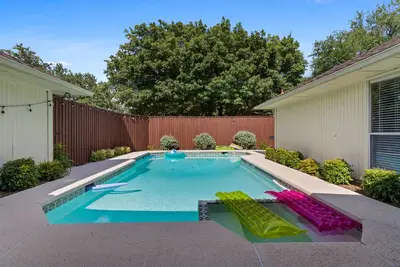 Image de Incroyable piscine chauffée \/ Spa. Gril! Grande maison! Quartier haut de gamme! 5 chambres! Reserve maintenant