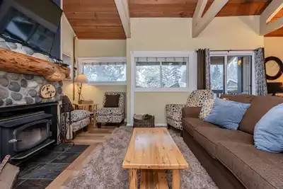 Image de Maison de ville accueillante près de Eagle Lodge avec mezzanine, terrasse privée et accès au bain à remous