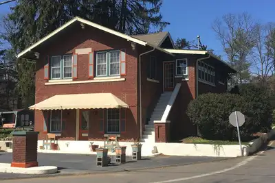 Image de Black Mountain Charmer-3 Br, 1 salle de bain - Pratique pour Asheville et Black Mountain