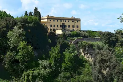 Image de Villa Strozzi avec piscine. Près de Florence, Lucques, Pise et Sienne. Vue sauvage sur la Toscane