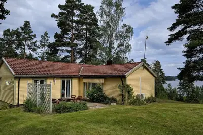 Image de maisons de loisirs confortables avec vue idyliskt du lac.