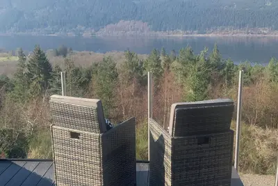Image de Superbe maison de bois finlandaise de luxe avec vue panoramique sur le Loch Ness.
