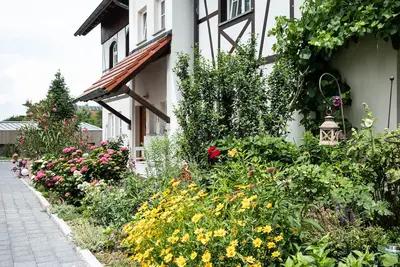 Image de Appartement de haute qualité au milieu d'une ferme fruitière avec vue sur le lac, WiFi gratuit