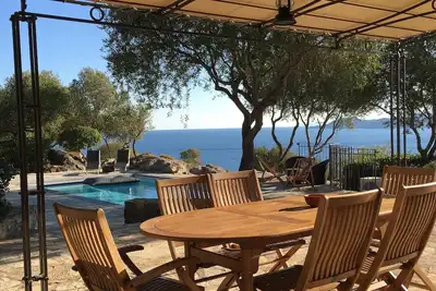 Image de Vue extraordinaire, proche plage, piscine, dans un jardin ravissant