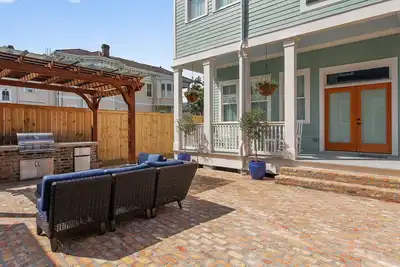 Image de Royal Grand Villa On Esplanade Ave. Available For Monthly Rentals