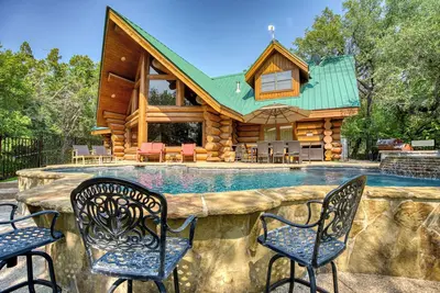 Image de Waterfront Canadian Log Home avec commodités de la station et piscine \/ bain à remous privés