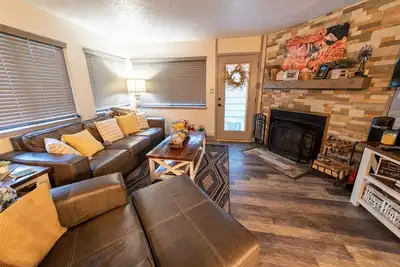 Image de Ski in / ski out condo à pas de géant! Détendez-vous autour de la cheminée (bois fourni! ) après une journée e