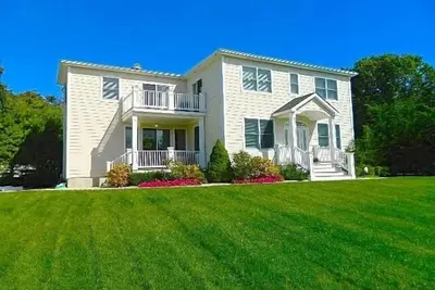 Image de Magnifique, privé, vue sur l'eau Nouvelle maison! Nouvelle piscine et bain à remous - Bay 1 Street away!