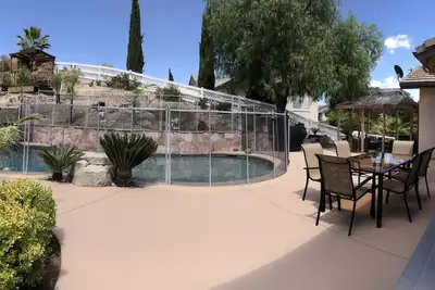 Maison spacieuse, belle et propre avec piscine près du centre-ville