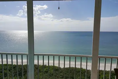 Image de Oceanfront Barefoot beach club condo amélioré.