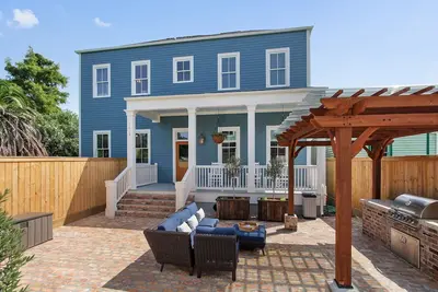 Image de Crown Jewel On Esplanade Ave. With Large Courtyard & Grill