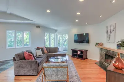Image de Hollywood Hills Retreat ★ Grande cour arrière ★ Garage 2 voitures