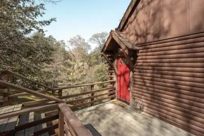 Image de Un A-Frame moderne à trois niveaux, récemment rénové.