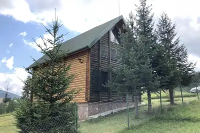 Image de Belle maison en bois à proximité de la forêt de pins