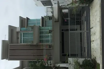 Image de Une maison de 3 étages bien décorée près du point de contrôle frontalier Malaisie-Singapour.