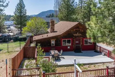 Image de Woodpecker Cabin - Vues sur le lac Peekaboo et jeux de fléchettes! 2 heures gratuites de location de vélo / kayak!