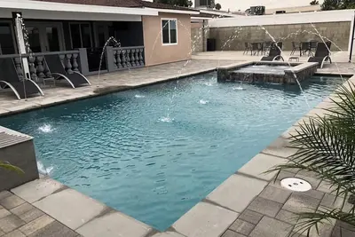 Image de Belle maison unique avec piscine et jacuzzi! !