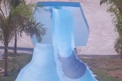 Je loue une maison avec un toboggan, trois piscines et beaucoup d’espace pour les loisirs. Check it out!