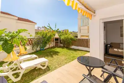 Image de Internet et climatisation gratuits. Barbecue, table, chaises et chaises longues dans le jardin