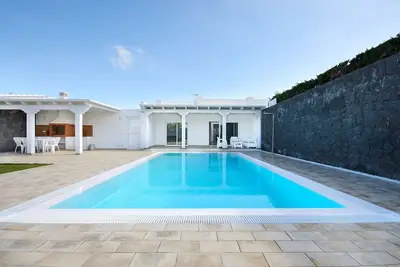 Image de Elegant Villa with Pool, Spacious Terrace, Air-Conditioning & Wi-Fi