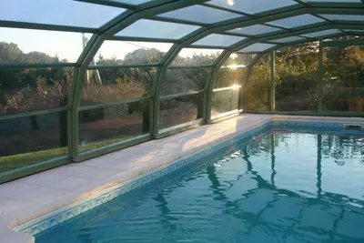 Beau loft dans l'ancienne grange d'un domaine avec piscine couverte
