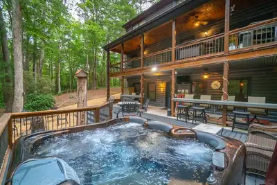 Image de Bain à remous, télévision extérieure, jouets aquatiques, appareils électroniques, le meilleur des meilleurs! Découvrez cette location de luxe