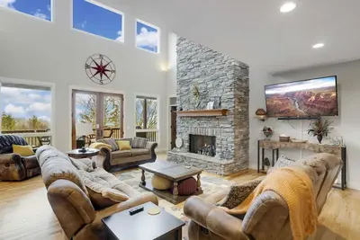 Image de Expansive 4br Mountain Home avec vues, suites, bain à remous, foyer, près de Sugar Mtn. Et skiez le hêtre!