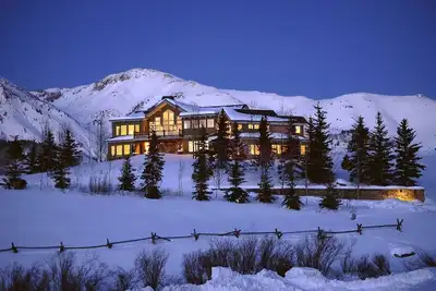 Image de Luxe 5200 Sq \/ Ft Accueil avec des vues incroyables! Sauna! Jacuzzi! Cuisine gastronomique!