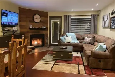 Image de Ski in / ski out condo à pas de géant! - Salle de jeux w / Grand bain à remous - À distance de marche des magasins, rest