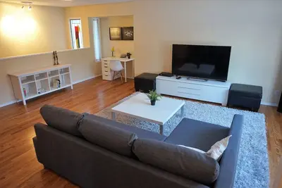 Image de Nouveau! Spacieux, central, rénové, à quelques pas de l'hôpital Foothills et de Bow River!
