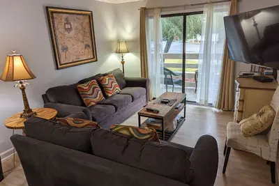 Image de \"Escapade en couple et en famille\", 1er étage, lits King & Queen, piscine, Tvhd 42 \", Wifi