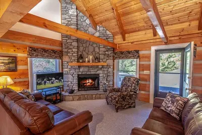 Image de 2br / 2ba Cabane pittoresque en bois rond dans un endroit magnifique entre Boone et Banner Elk, à proximité des pistes de ski, cheminée à gaz, lit king size, table de baby-foot, console de jeu