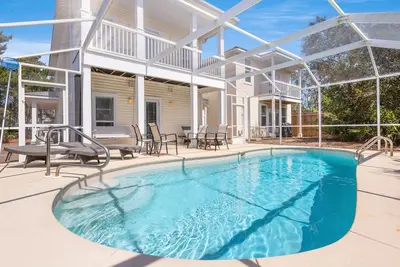 Image de Seacrest Home avec Carriage House, piscine privée, 4 vélos!