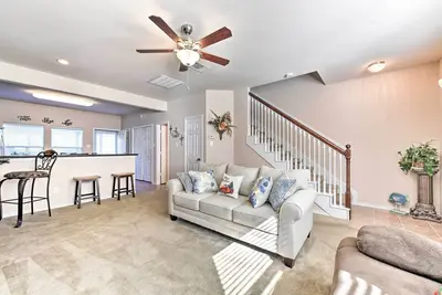 Image de Nouveau! Cozy Townhouse w \/ Patio près de Kemah Boardwalk!