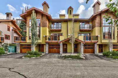Image de Maison de ville, skis aux pieds, bain à remous, cuisine moderne