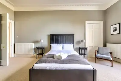 Image de Bright and Spacious 4-bedroom Apart in Stockbridge