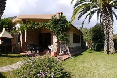Image de 3 chambres à coucher, 2 salles de bain, grand jardin privé avec parking. Billets de bateau à prix réduit