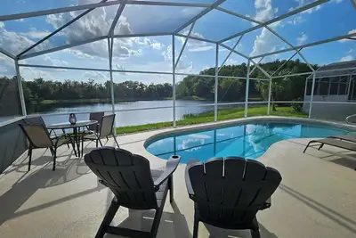 Image de Lakeside Villa avec piscine privée