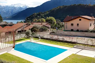 Image de Village Center, Lake View Pool Apartment. Aucune voiture requise comme bus \/ ferry à proximité
