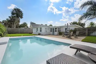 Image de SaltRunner: Maison 3/2 mise à jour avec piscine privée et à distance de marche du centre-ville historique de St Augustine