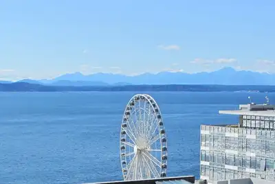 1 bloc de Pike Place Market! Balcon, Vues sur l'eau, piscine intérieure! Harbor Steps